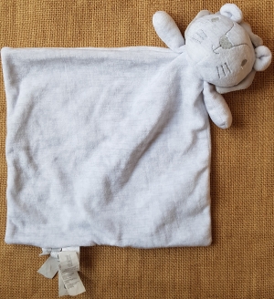 Doudou lion gris plat Sergent Major