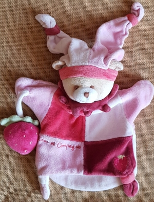 Marionnette ours rose tenant une fraise - DC1492 Doudou et compagnie