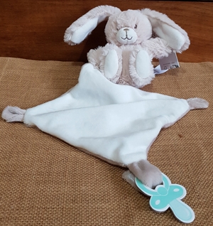 Doudou lapin beige crème tenant un mouchoir Tex Baby, Carrefour