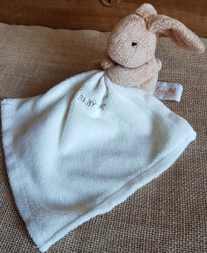 Doudou lapin marron tenant un mouchoir blanc crème - BN3521 Baby Nat