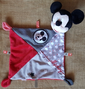 Doudou Mickey gris et rouge losange *Nuages* Disney Baby, Nicotoy, Simba Toys (Dickie)
