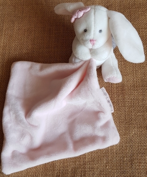 Lapin blanc tenant un mouchoir rose DC3337 Doudou et compagnie