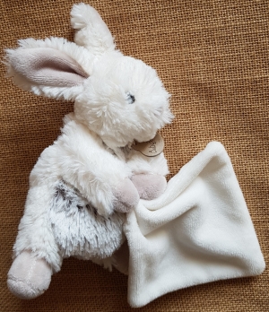 Peluche lapin blanc et marron gris tenant un mouchoir - BN749 Baby Nat