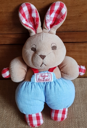 Peluche lapin marron salopette bleue tissu vichy rouge Tartine et Chocolat, Vintage