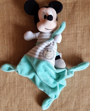 Peluche Mickey gris et vert tenant un mouchoir Disney Baby, Nicotoy, Simba Toys (Dickie)