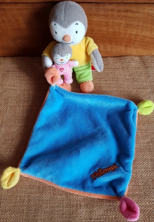 Peluche T'choupi tenant Fanni et avec mouchoir jaune, vert, bleu, orange et rose Nicotoy, Simba Toys (Dickie), T'Choupi