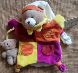 Marionnette ours arlequin jaune orange bonnet  Doudou et compagnie