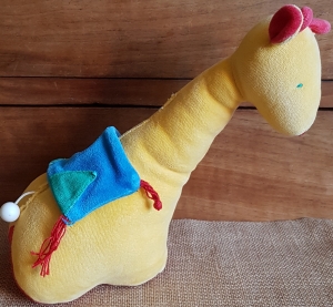 Girafe peluche musicale jaune et rouge Moulin Roty