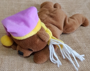Peluche ours marron bonnet violet écharpe jaune Pommette