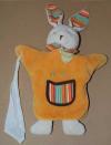 Marionnette lapin orange et blanc tenant un mouchoir Baby Nat