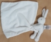 Petit lapin tenant un mouchoir blanc Jacadi