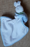 Petit lapin bleu tenant son doudou Klorane - Marques pharmacie